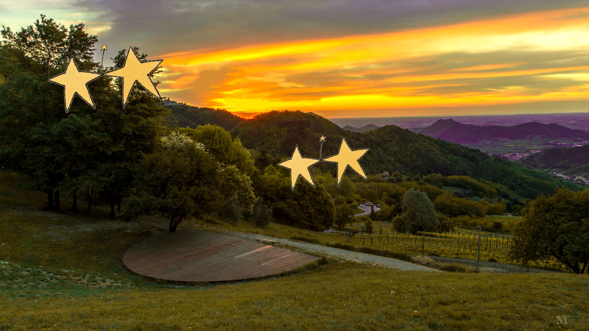 L'Anfiteatro del Venda sui Colli Euganei al tramonto, con le stelline gialle di Scintille Festival